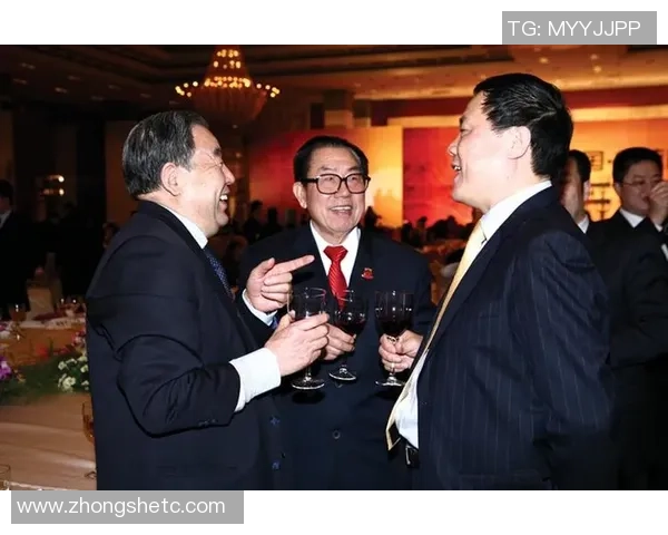 参加酒会的足球球星现身引发关注 与名流交际展现另一面风采